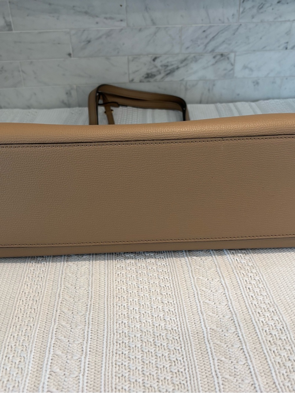Burberry Camel Leather Zip Tote with Detachable Logo Tag in PRISTINE Condition - Picture 5 of 11